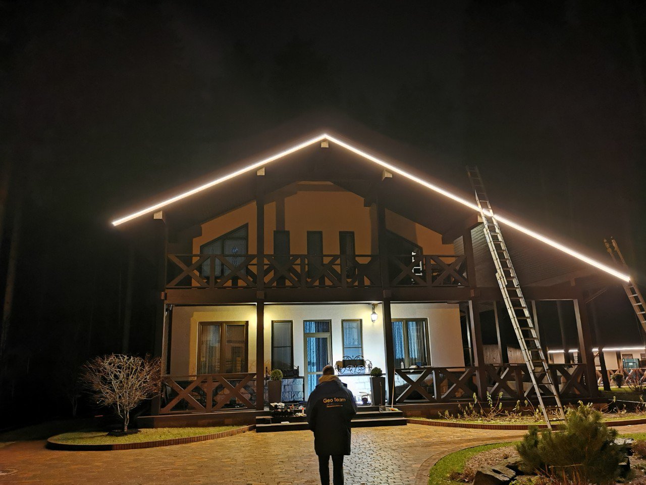 Подсветка крыши деревянного дома